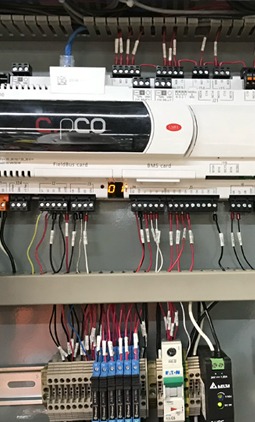 Detalle de tablero de control y automatización HVAC