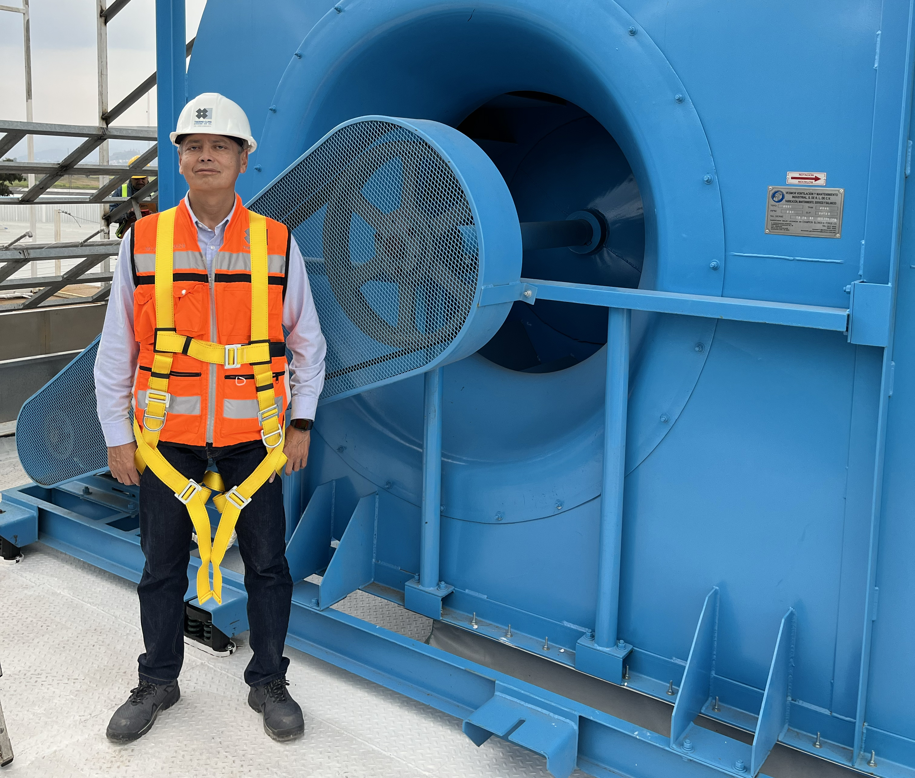 Técnico de Thermo Clima realizando conexiones en tablero eléctrico