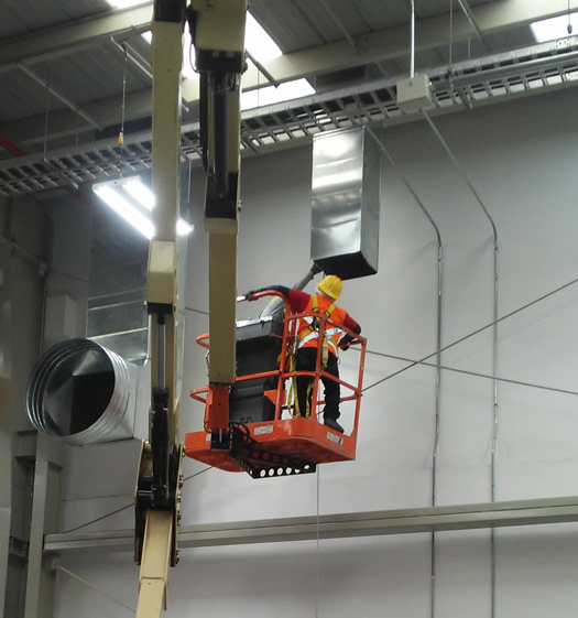 Instalación de ductos y equipos en nave industrial