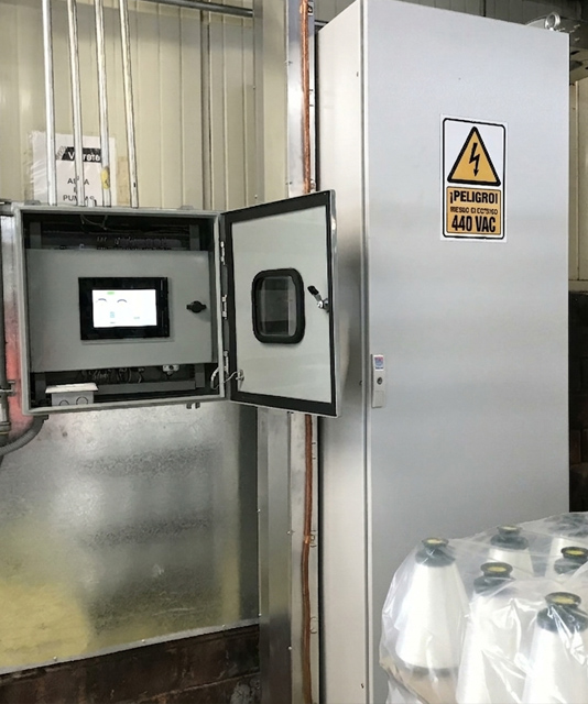 Técnico realizando mantenimiento preventivo a un equipo HVAC